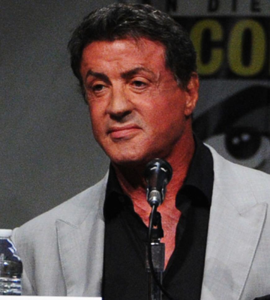 Hollywood-Star Sylvester Stallone hört sich die Fragen der Journalisten und Fans an