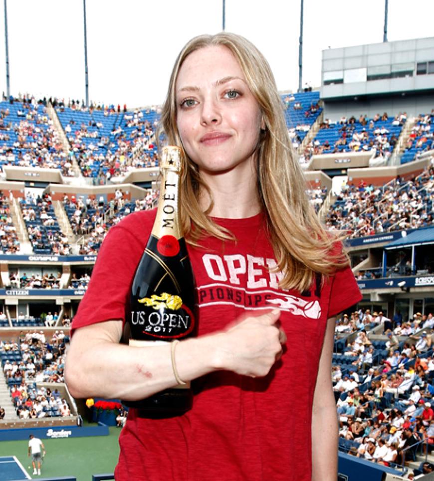 Sportsfrau: Die Schauspielerin trägt sogar ein Fan-Shirt