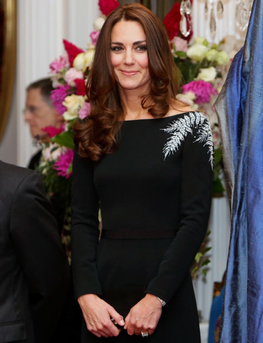 Bezaubernd: Kate in einem schwarzen Kleid mit dem silbernen neuseeländischen Fahn