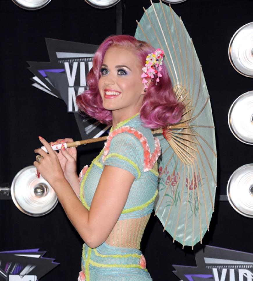 Pretty in Pink: Nach einer mehrgängien Färbe-Tortur trägt Katy Perry ihre Haare jetzt in knalligem pink