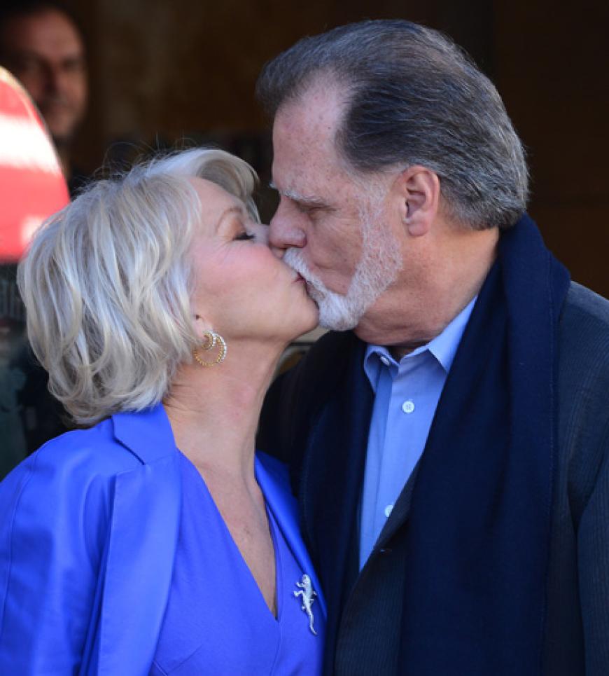 ...und knutscht zur Feier des Tages ihren Gatten, Regisseur Taylor Hackford