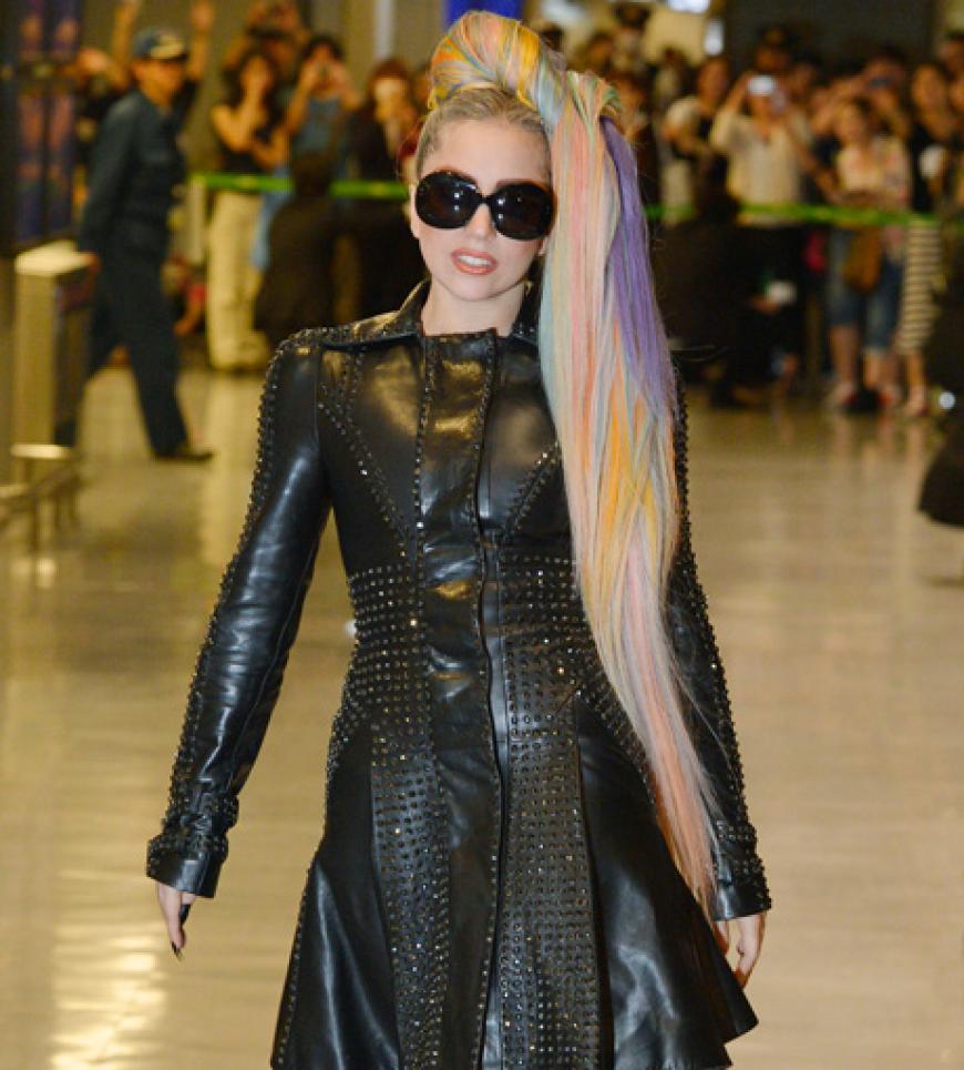 Lady in Lack und Leder: Sängerin Lady Gaga zeigte sich in diesem Outfit bei ihrer Ankunft in Tokio, Japan