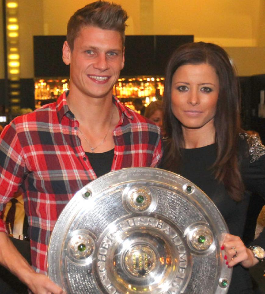 Lukasz Piszczek gehört ebenfalls zur polnischen National-Elf. Seine Herzdame ist natürlich bei allen Spielen dabei