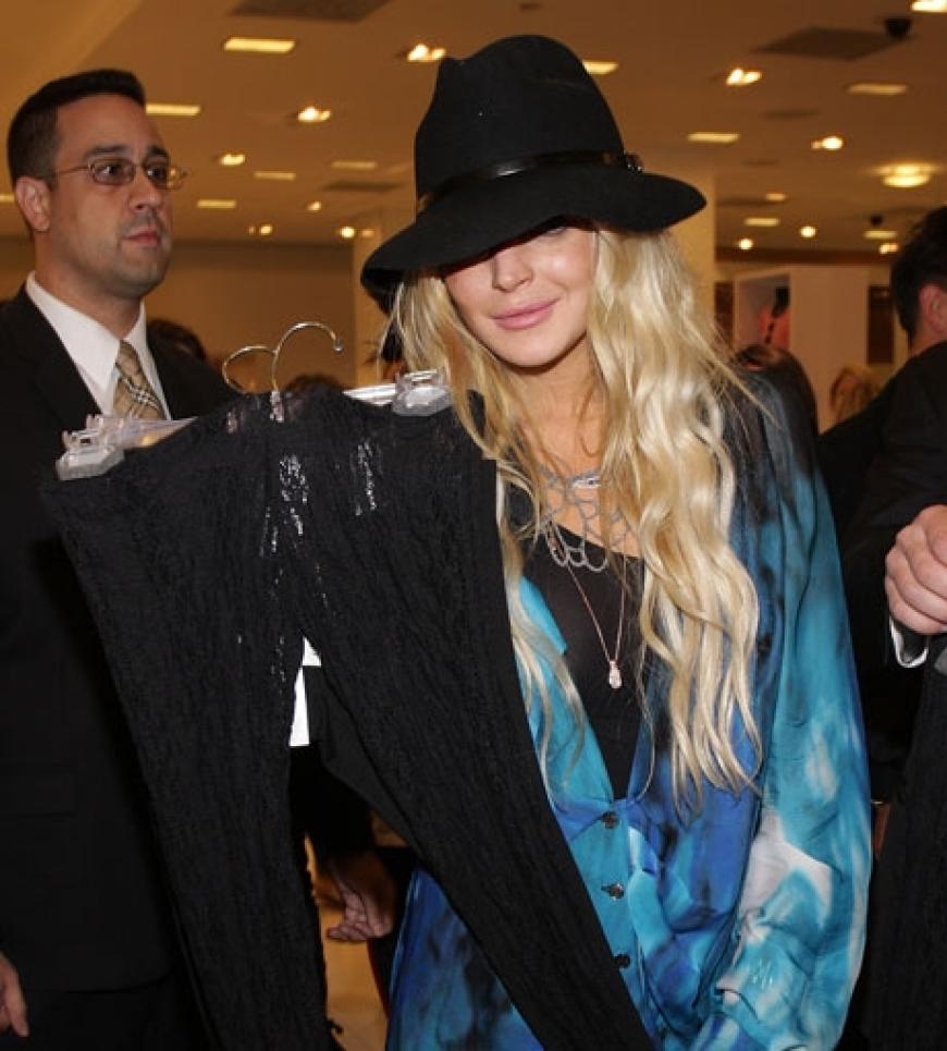 Lindsay Lohan shoppt in der Eröffnungsnacht der NY Fashion Week beim Edelkaufhaus Bloomingdales