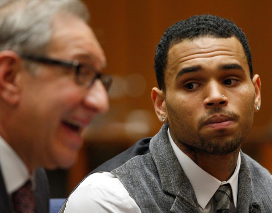 Zeigt Chris Brown Reue? Er wurde zu fünf Jahren Freiheitsstrafe auf Bewährung verurteilt, außerdem musste er an einem Anti-Aggressionsprogramm teilnehmen und 190 Sozialstunden ableisten. Zudem durfte er keinen Kontakt zu seiner Ex-Freundin aufnehmen und sich ihr bis auf höchstens 45 Meter nähern
