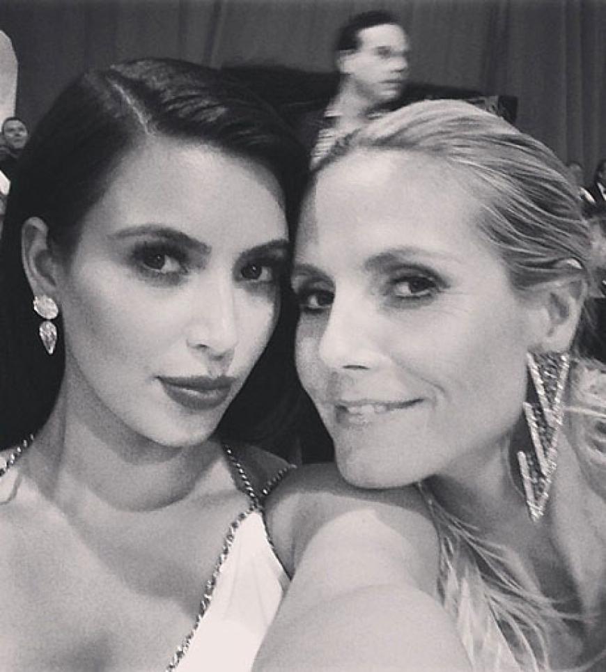 Wer hätte gewusst, dass Heidi Klum so dicke mit Kim Kardashian ist? Zusammen schmusten sie auf der Oscar After Party