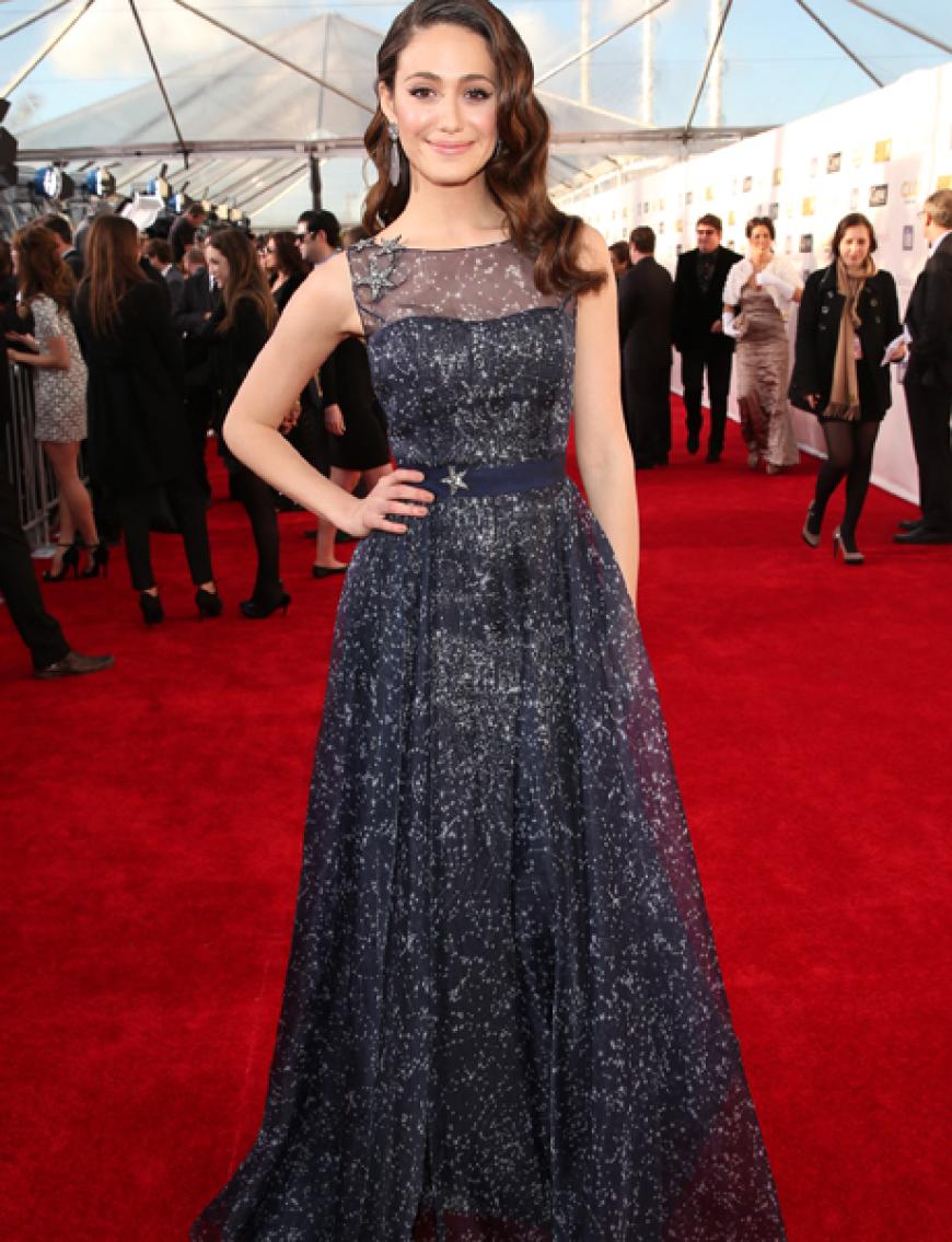 Designerin Carolina Herrera holte für Schauspielerin Emmy Rossum die Sterne vom Himmel und schneiderte ihr diesen Traum aus besticktem Tüll auf den Leib. OK!-Redakteurin Jennifer: „Blau ist das neue Schwarz! Statt im schwarzen Allover-Look Tristesse zu verbreiten, greifen die Stars jetzt lieber zu Royal Blue.“