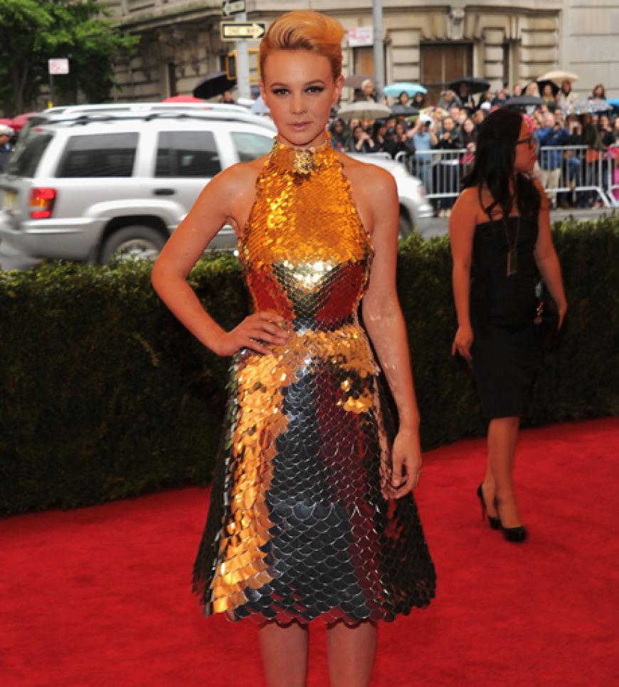 Carey Mulligan erstrahlt im goldenen Paillettenkleid