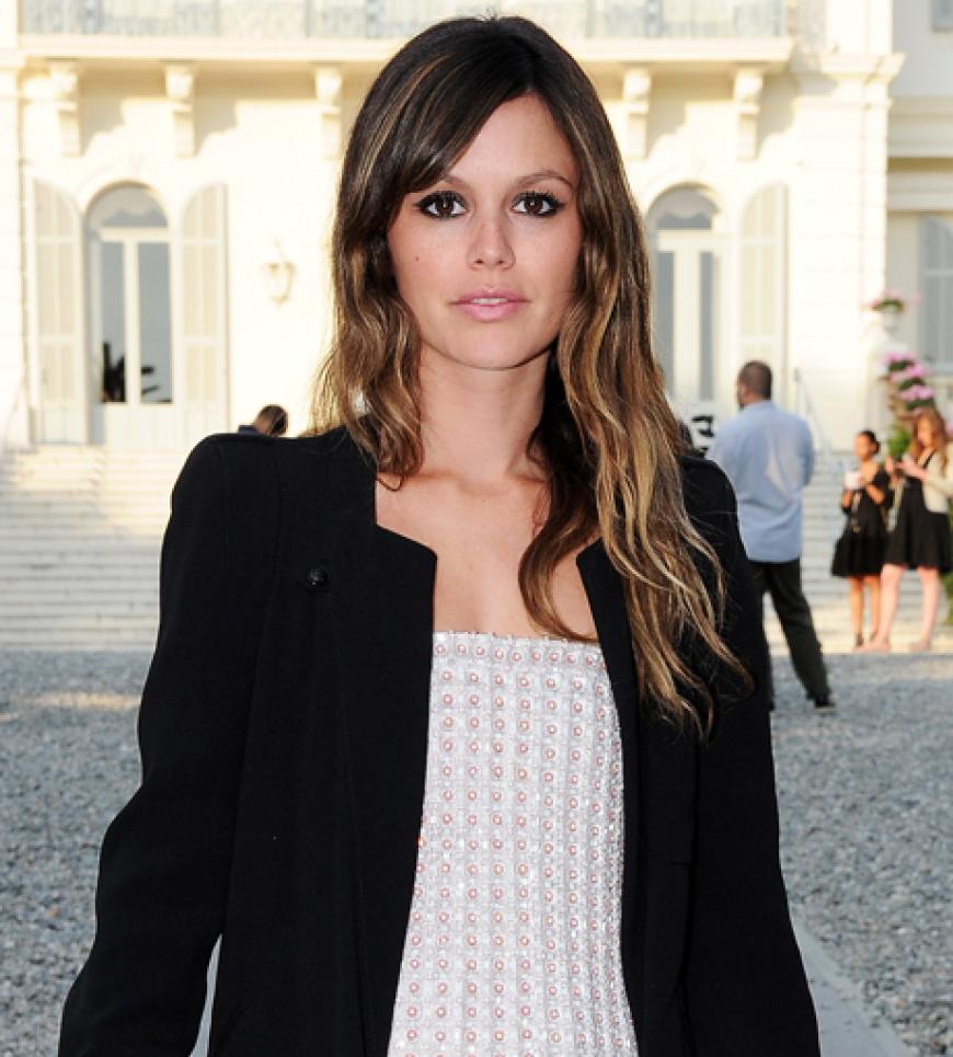 Rachel Bilson machte eine gute Figur. Vor dem imposanten Hintergrund posierte die Schauspielerin für die Fotografen
