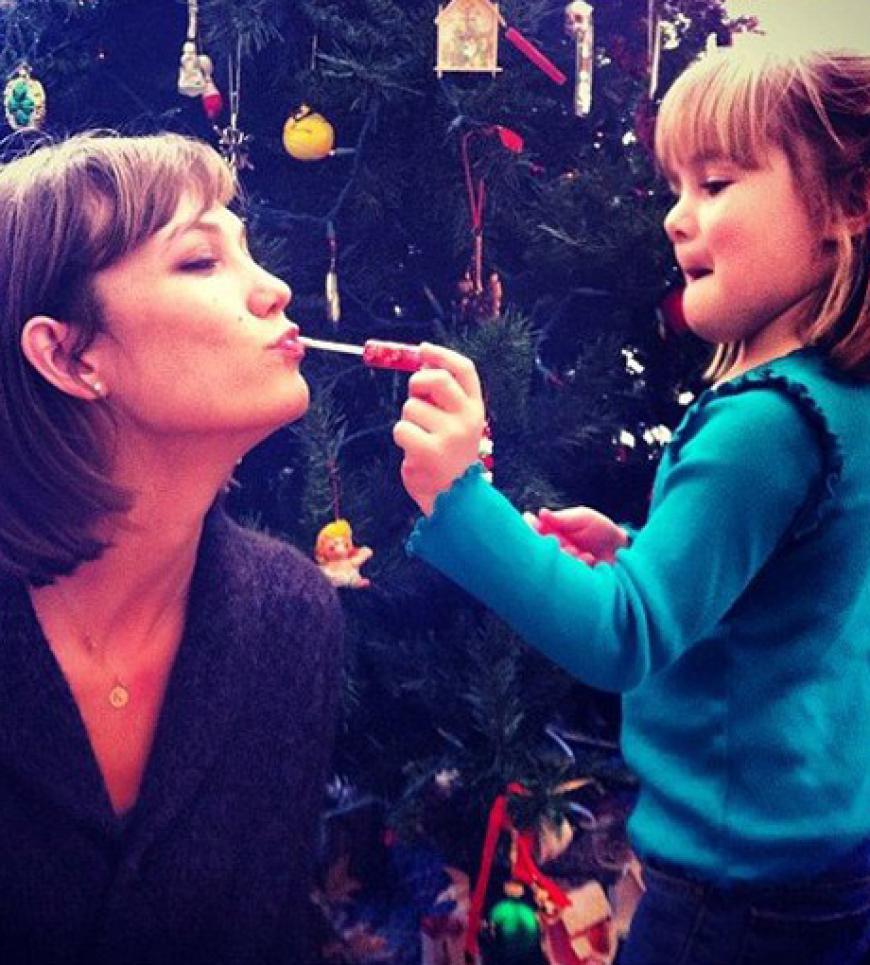 Model Karlie Kloss lässt sich von einem jungen Freundin das Weihnachts-Make-up auftragen