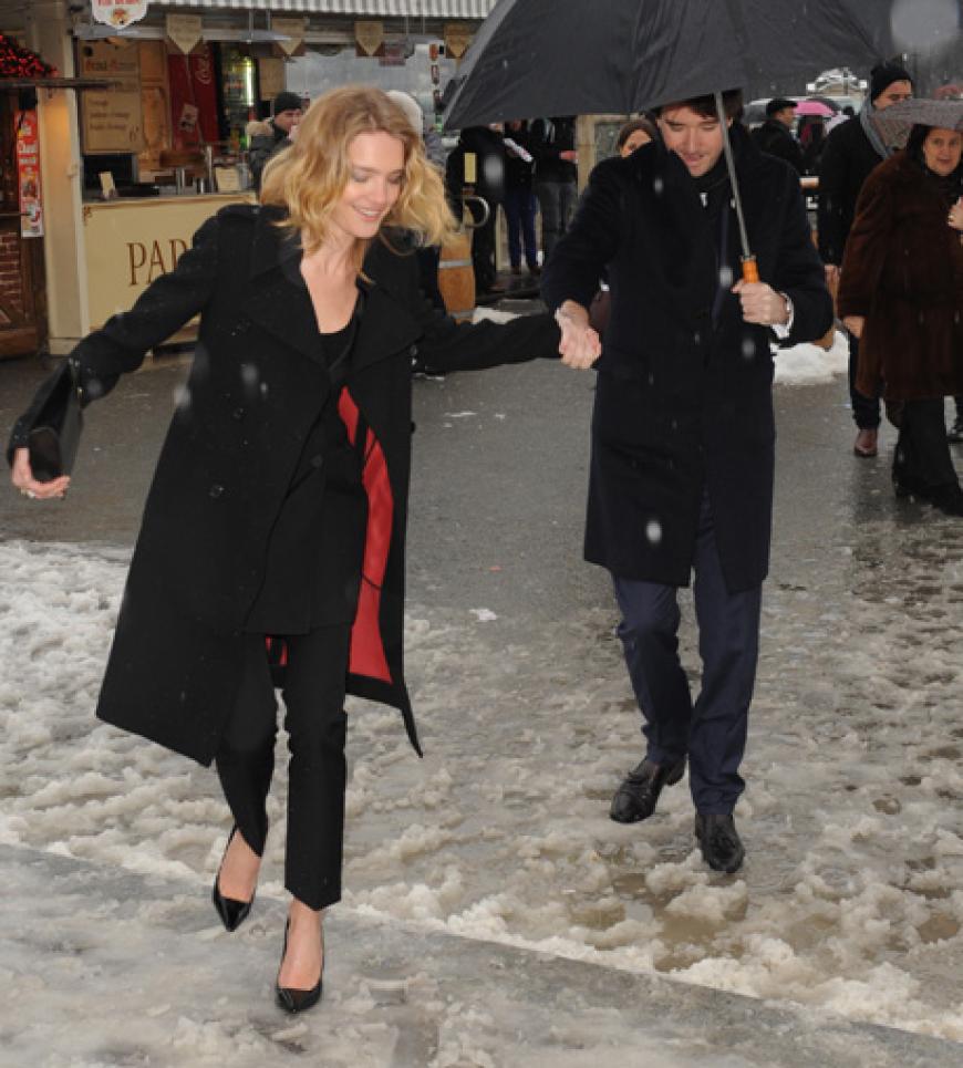 Das Schmuddelwetter macht auch vor der Fashion-Metropole nicht Halt. Natalia Vodianova und Ehemann Antoine Arnault haben ganz schön mit dem Matsch zu kämpfen