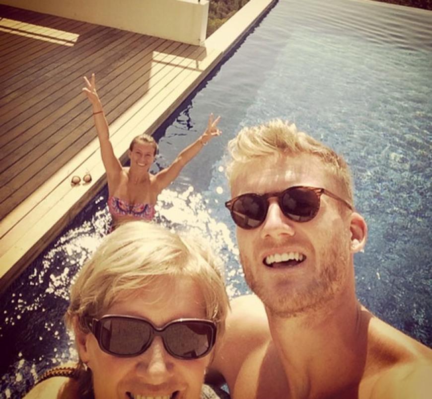 Weltmeisterliches Selfie! Nationalspieler André Schürrle spannt mit seiner Mama und Freundin Montana Yorke aus