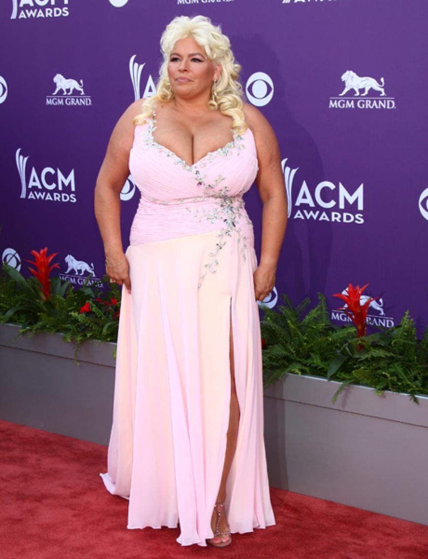 Sahnetörtchen: Beth Chapman zeigte, was sie hat in einem rosafarbenen Kleid