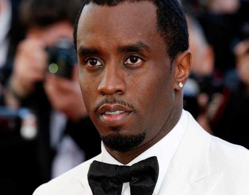 Eine Frau klagte Rapper P. Diddy an, das World Trade Center zum Einsturz gebracht zu haben. Außerdem habe er sowohl sie als auch ihre Kinder zu Krüppeln gemacht. Bereits Jahre zuvor soll der Sänger sie und ihre Kinder täglich vergewaltigt haben. Ihre Forderung: Rund 1 Milliarde Dollar!