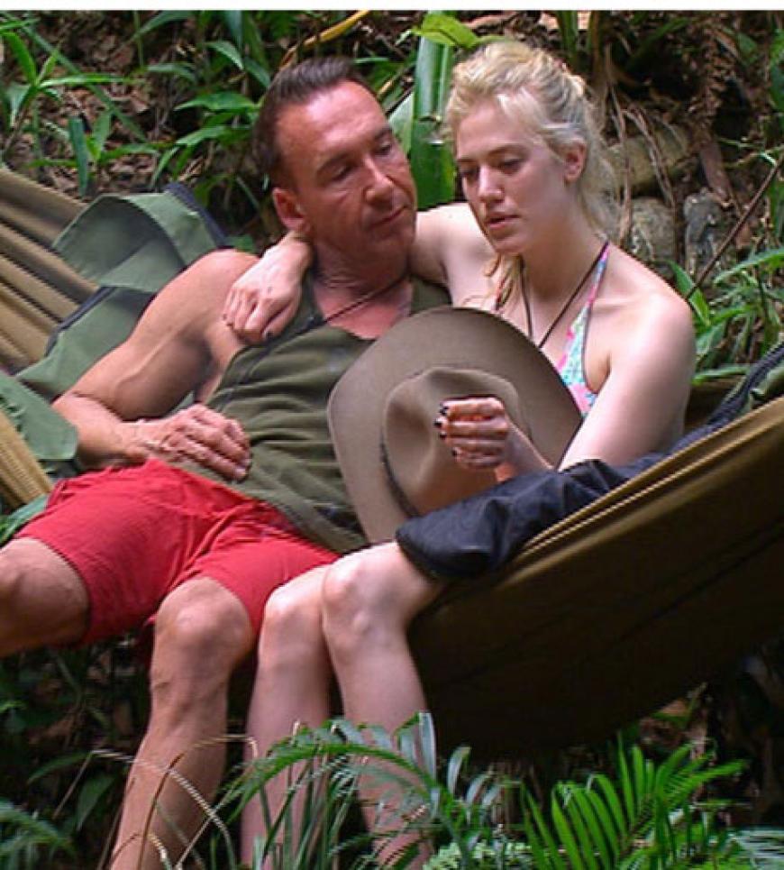Zurück im Camp holt sich Larissa Streicheleinheiten von Jochen. Apropos Streicheleinheiten....