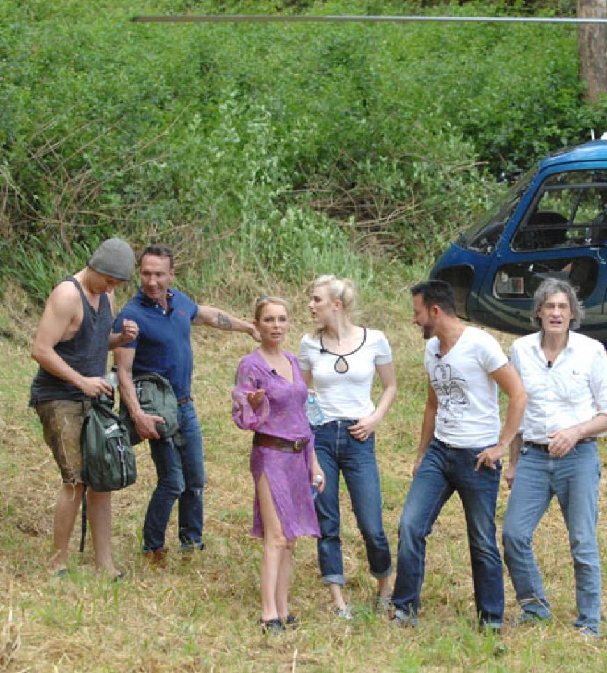 Wenig später ist der Heli abflugbereit:´ Marco Angelini, Jochen Bendel, Corinna Drews, Larissa Marolt, Michael Wendler und Winfried Glatzeder machen sich startklar