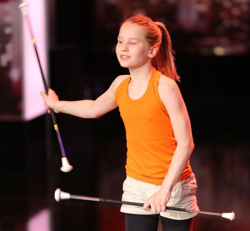 Die 11 Jahre alte Nele überrascht mit einer Twirling-Nummer und wird von der Jury in die nächste Runde geschickt