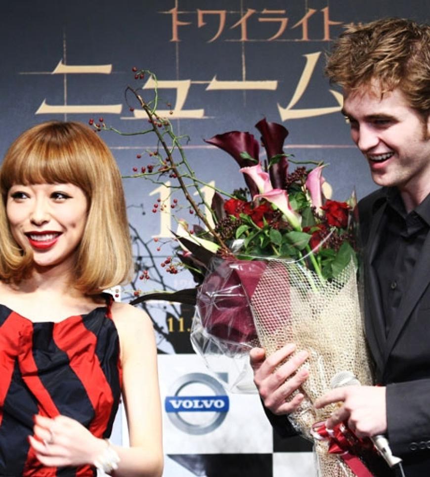 Die japanische Sängerin und Moderatorin Miliyah Kato überreicht dem Kino-Star einen Blumenstrauß