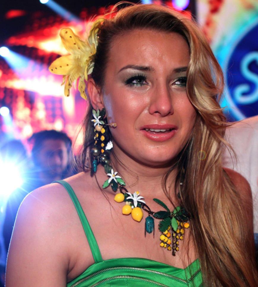 Anna-Carina ist völlig aufgelöst. Doch es hilft alles nichts, die Zuschauer möchten sie in der 4. Mottoshow nicht wiedersehen ...