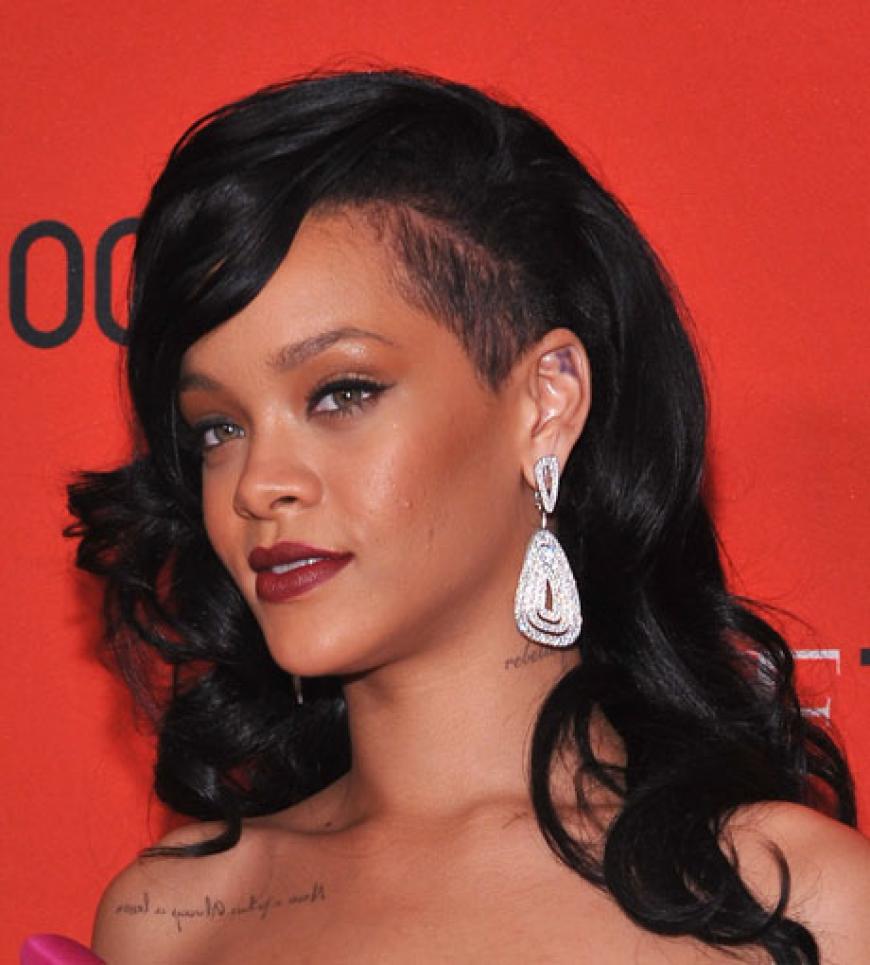 Enfant Terrible der Popszene Rihanna fällt gerne auf. Mit dieser Lippenfarbe trifft sie mal wieder voll ins Schwarze.