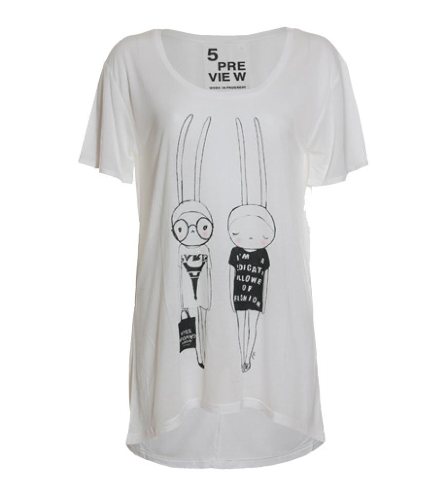 9. August 2012: Zwei Fashion-Bunnys unter sich: witziges Print-Shirt von 5preview über antecedens.de, ca. 80 Euro