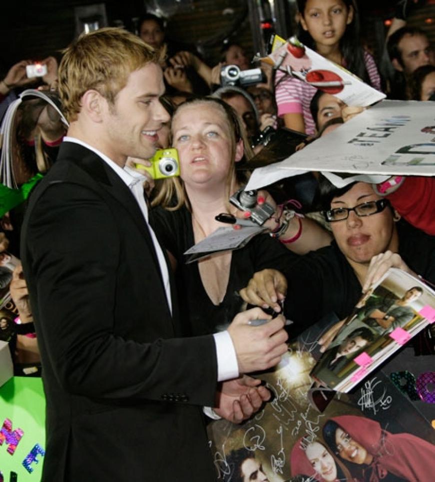 Kellan Lutz nimmt sich Zeit für seine Fans und schreibt fleißig Autogramme