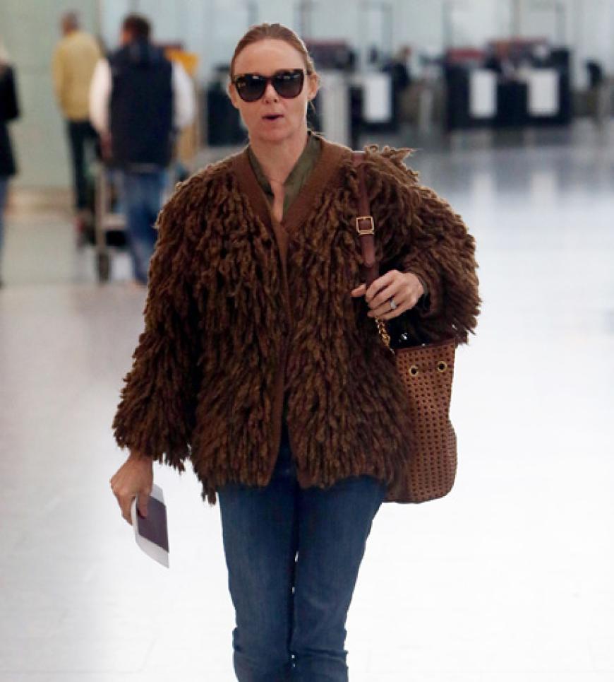 Designerin under cover: Erkennen Sie, welche Britin sich hier fast unerkannt über den Flughafen Heathrow schleicht? Es ist Stella McCartney!