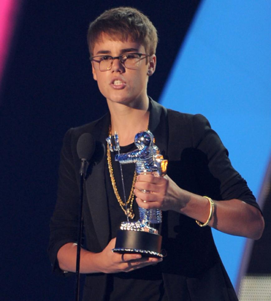 Im Streber-Look nahm Justin Bieber einen Award in der Kategorie