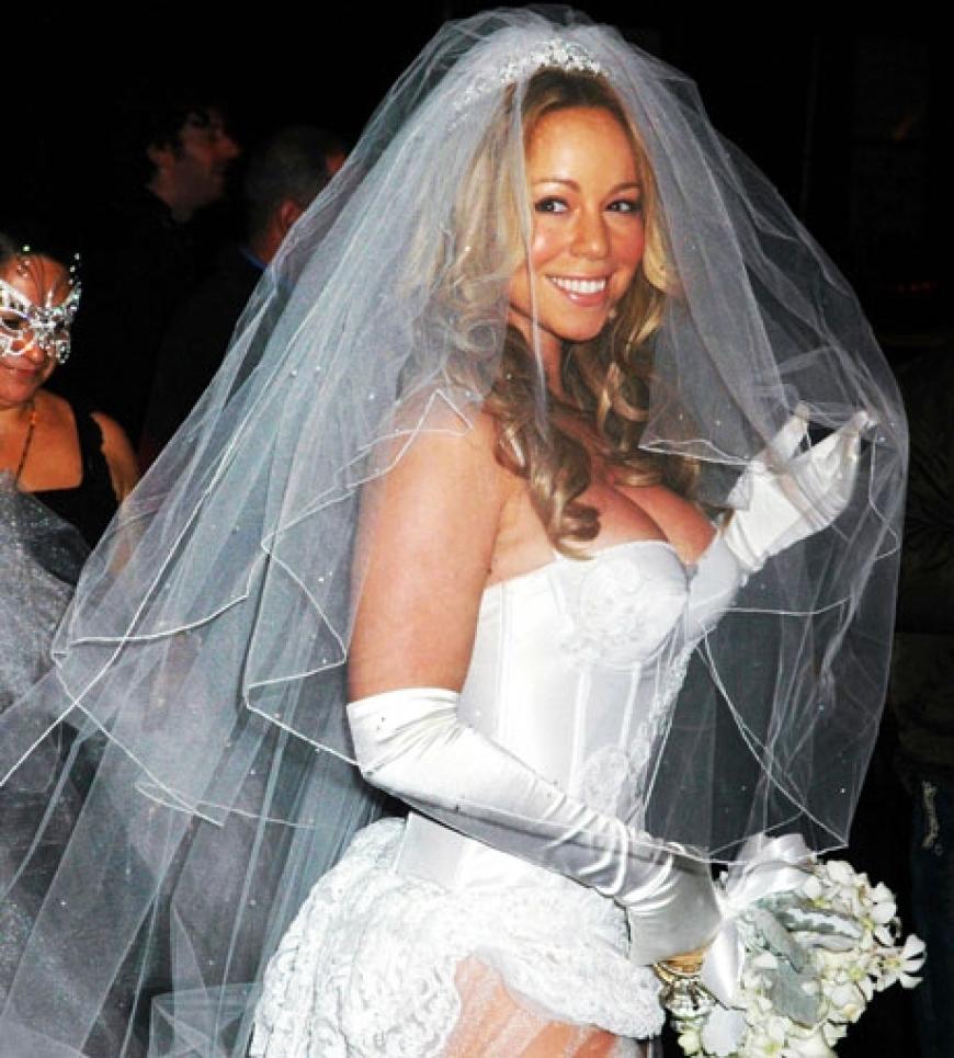 Nein, dies ist kein Hochzeitsfoto von Mariah Carey! Die Sängerin kam als Braut verkleidet zu einer Halloween-Party