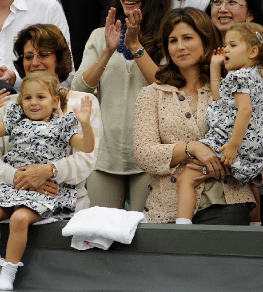 Niedlich: Pünktlich zur Siegerehrung durften die dreijährigen Zwillingstöchter von Federer, Charlene Riva und Myla Rose, gemeinsam mit Mama Mirka auf die Tribüne