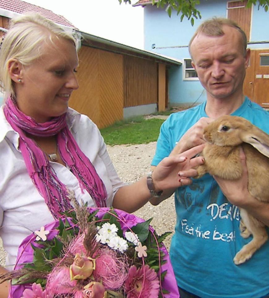 Hühnerwirt Jürgen gibt nach der Abreise von Anja der Liebe eine zweite Chance und lädt Jessica zu sich auf den Hof ein