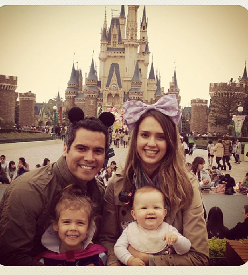 Familienglück in Tokio: Jessica Alba mit Ehemann Cash Warren und den Kindern Honor und Haven zu Besuch bei Goofy und Micky Maus