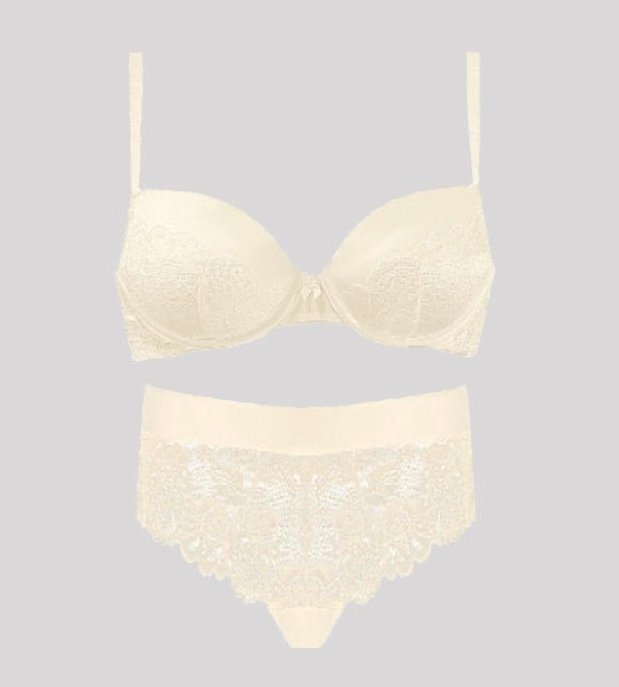 Weiß und Nude von
Naturana: gepolsterter BH ca. 25 Euro, Slip ca. 7 Euro