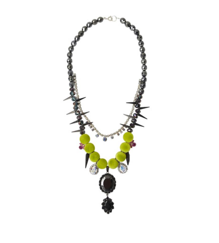 Diese Statement-Kette mit bunten Bommeln und Spikes ist über asos.de für ca. 60 Euro erhältlich