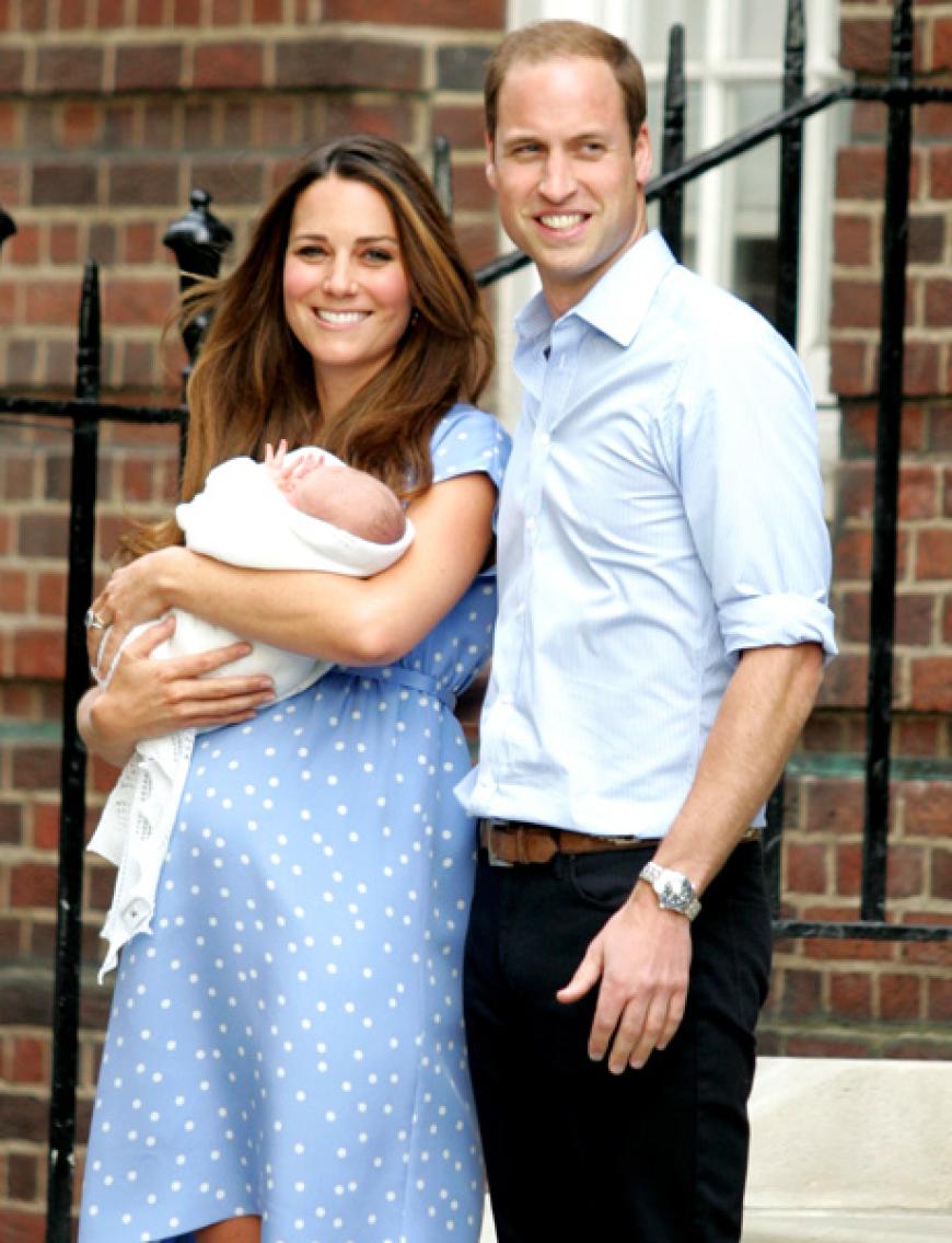 So sieht das Royal Baby aus: Herzogin Catherine, Prinz William und ihr Sohn haben nur einen Tag nach der Geburt das Krankenhaus in London verlassen. Dabei gestattete das Paar der Öffentlichkeit einen ersten kurzen Blick auf den Prinzen