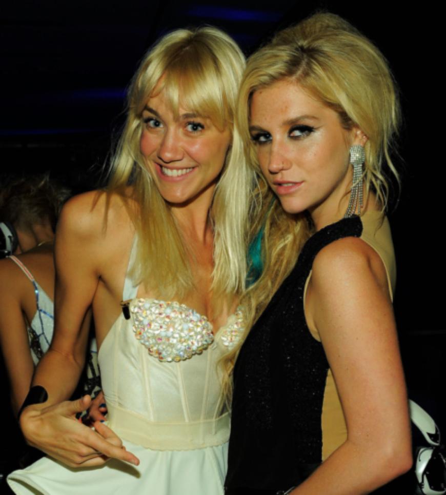 Kesha und Model Liv Nervo posieren gemeinsam