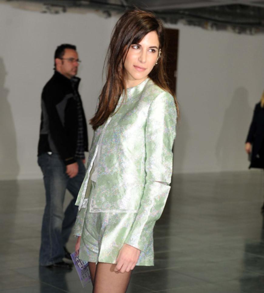 Stylistin Caroline Seiber weiß genau, was gerade angesagt ist. Genau deshalb greift sie zum schillernden Brokat-Ensemble von Christopher Kane.