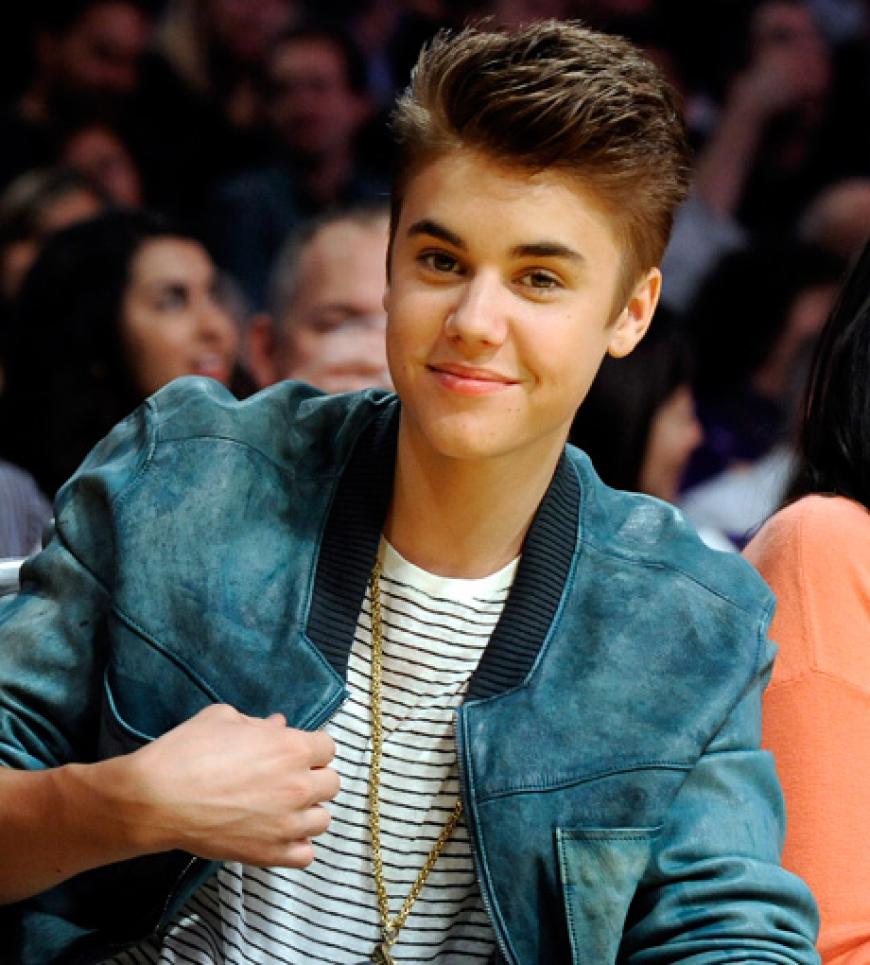 Allerbester Laune: Teenie-Schwarm Justin Bieber beim Spiel der San Antonio Spurs gegen die Los Angeles Lakers