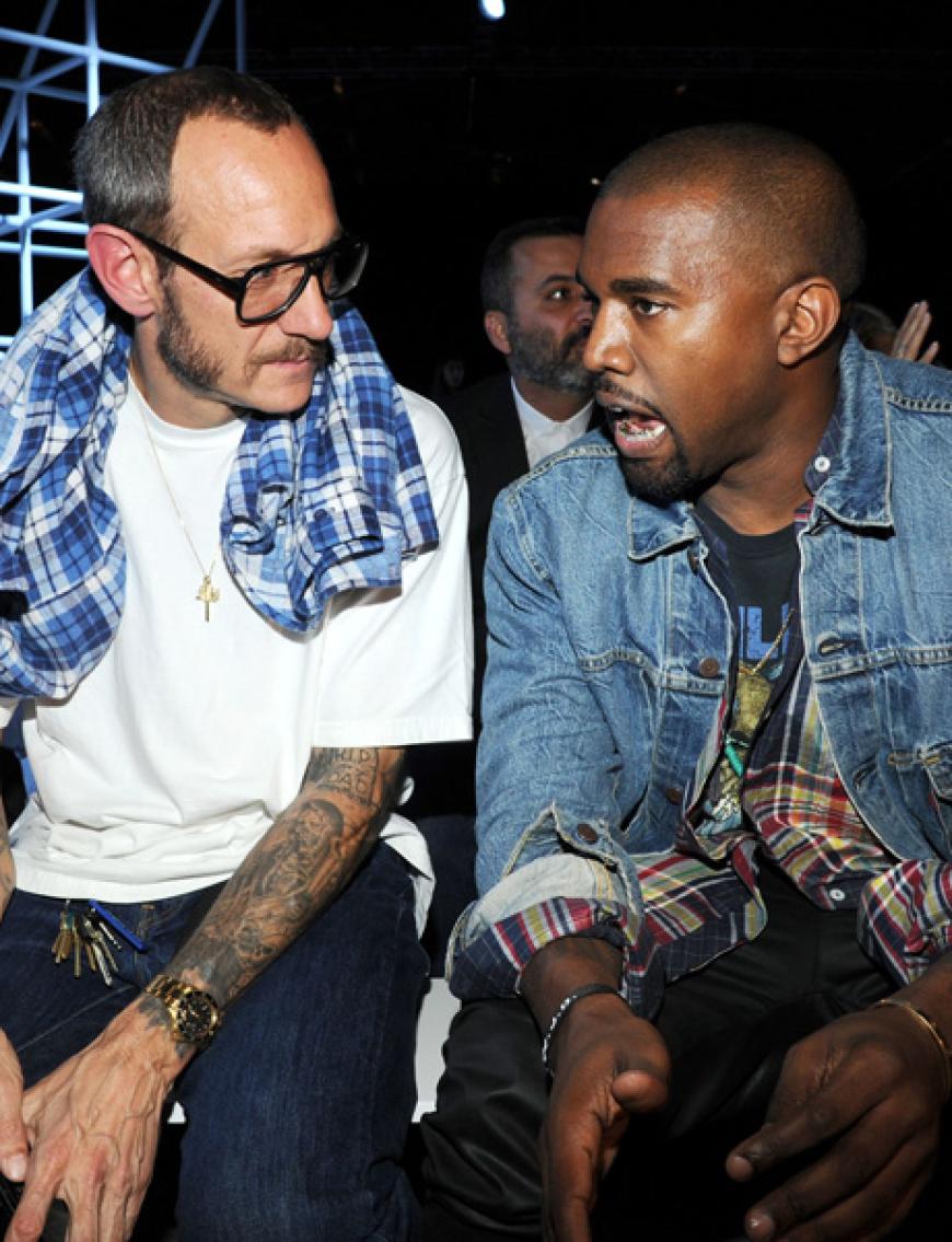 Kanye West und Starfotograf Terry Richardson im Männerplausch. Ob es wohl um die ersten Bilder von Tochter North West ging?