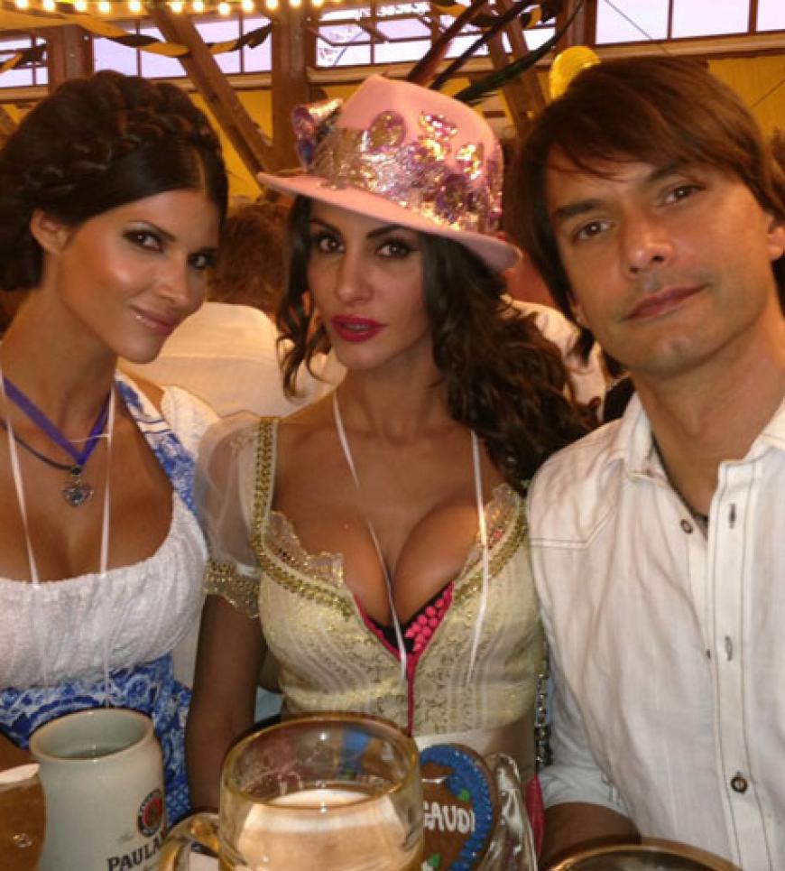 Auch das schwedische Männermodel Marcus Schenkenberg hat sich auf die Wiesn verlaufen und geriet in die Fänge von Micaela und Janina