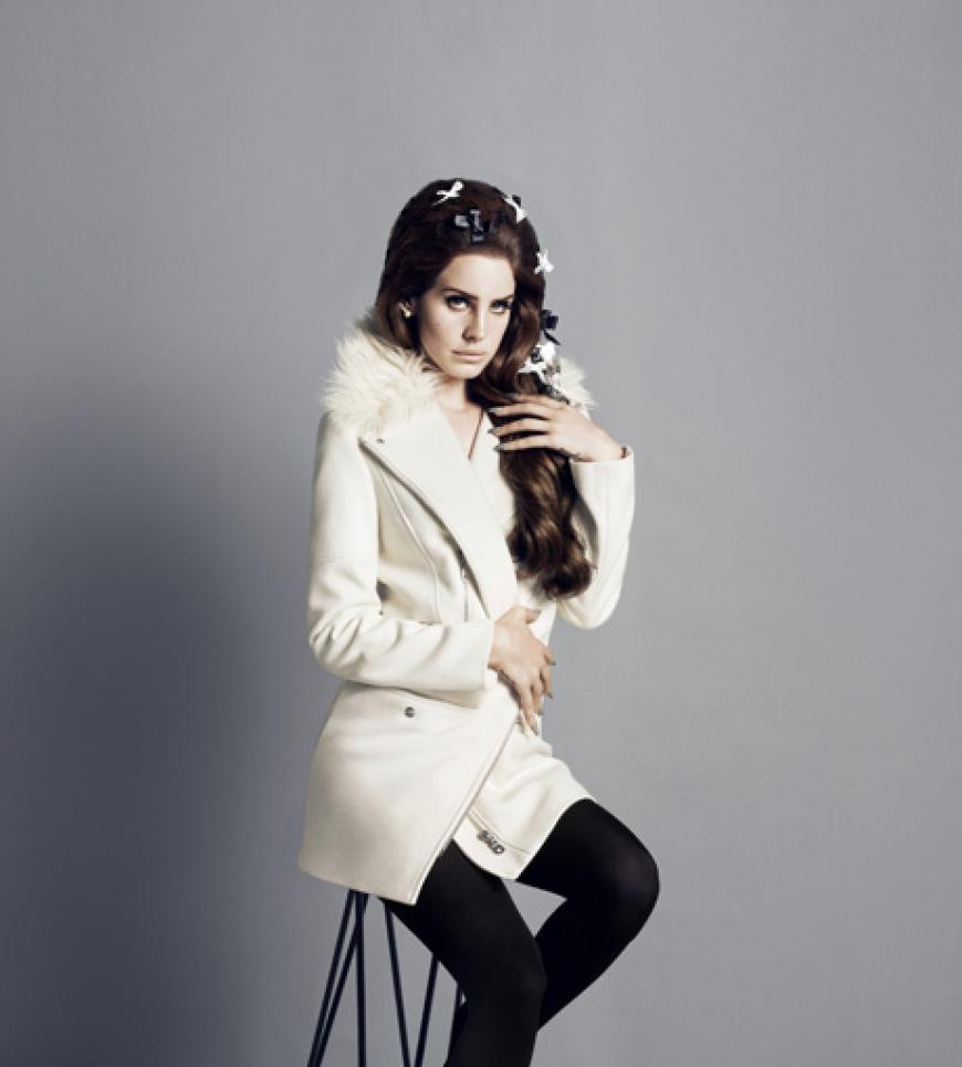 Die 26-jährige Sängerin Lana Del Rey spielt in der aktuellen Werbekampagne für H&M Model und präsentiert die neue Wintermode