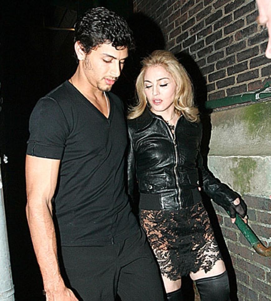 Das kann sich nur Madonna leisten: Die Diva trägt mit 51 Jahren ein schwarzes Spitzenkleid und Overknee-Stiefel