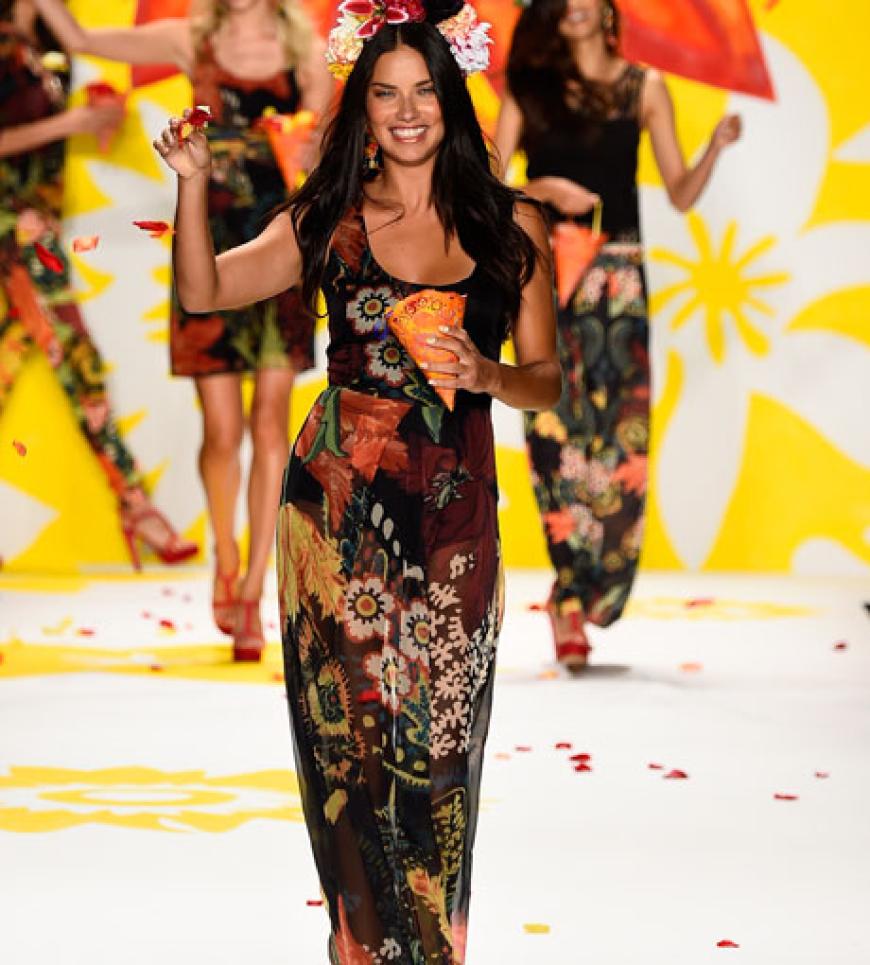 Auch auf dem Laufsteg sind Stars zu finden: bei Desigual lief Adriana Lima gut gelaunt über den Catwalk