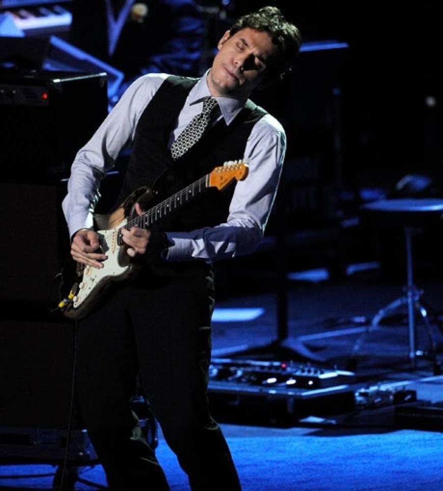 John Mayer spielt auf der Gitarre den Song