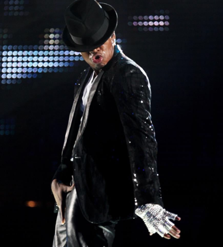 Ne-Yo in cooler Michael Jackson-Pose