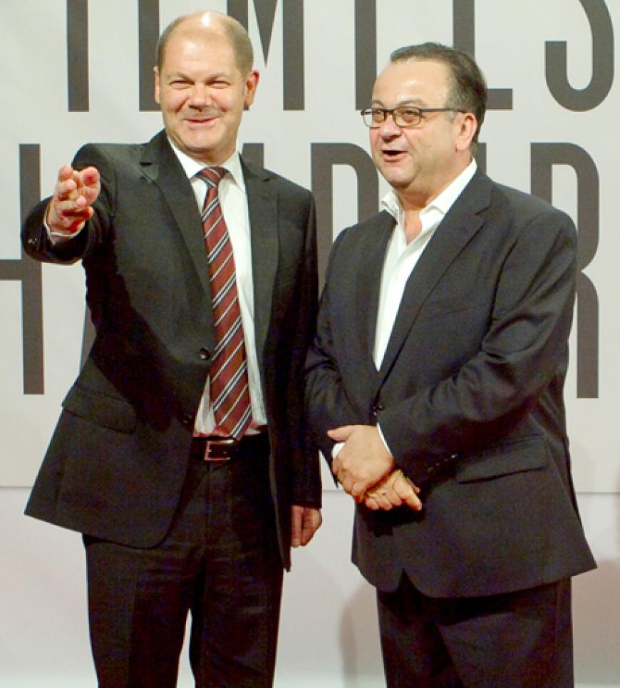 Olaf Scholz (l.), Erster Bürgermeister Hamburgs, und Festivalleiter Albert Wiederspiel kamen zur Eröffnung im Cinemaxx Hamburg