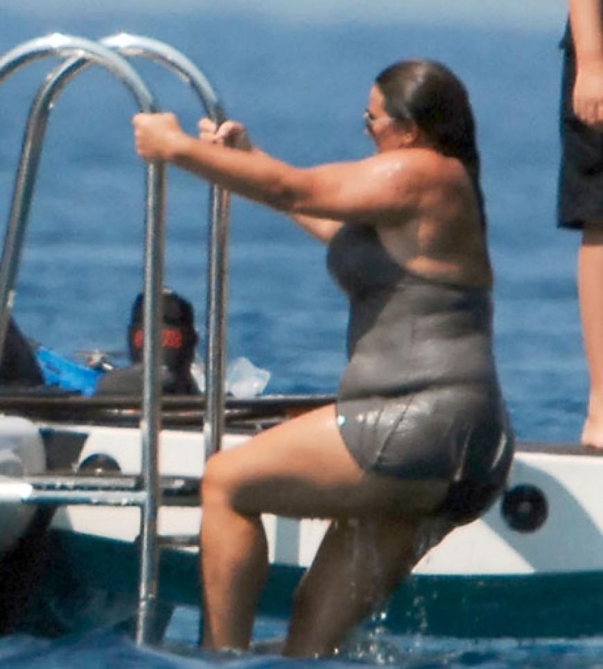Auch Ehefrau Keely Shaye Smith wagt sich ins kühle Nass. Brosnan ist übrigens von den Kurven seiner Frau begeistert: