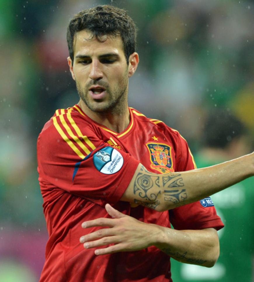 Es ziert den rechten Ellenbogen des spanischen Kickers Cesc Fabregas