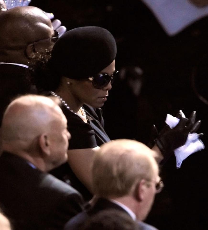 Die Familie Jackson sitzt während der Trauerfeier in der ersten Reihe. Janet Jackson ist von der großen Anteilnahme sehr gerührt