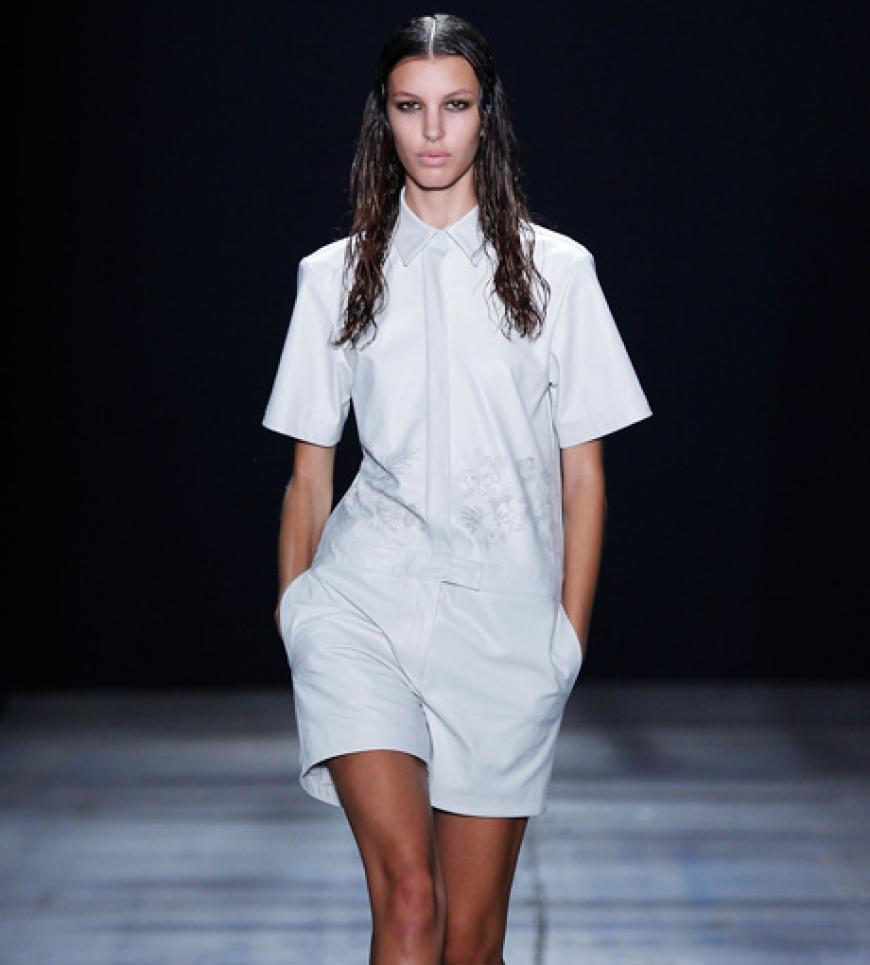 Weiße Playsuits spielen auch in der Sommerkollektion von T by Alexander Wang die Hauptrolle.